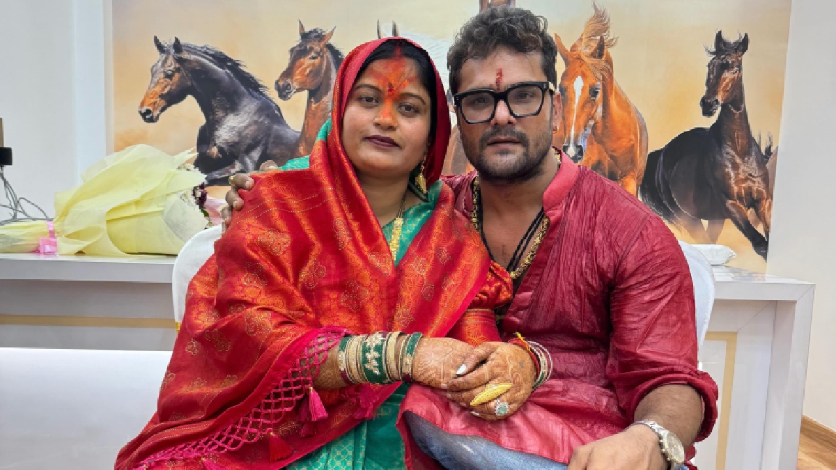 20वीं शादी की सालगिरह पर खेसारी लाल यादव हुए रोमांटिक, पत्नी पर लुटाया प्यार
